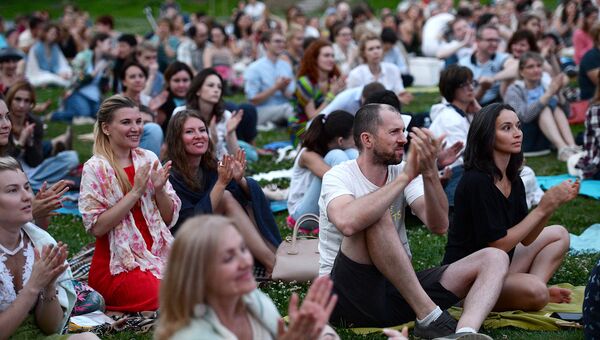 Зрители на концерте в Ботаническом саду МГУ Аптекарский огород в Москве. Архивное фото