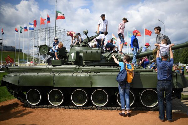 Посетители во время соревнований по танковому биатлону на полигоне Алабино