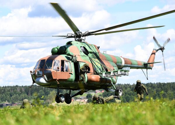 Военнослужащие спецназа Росгвардии во время учений по беспарашютному десантированию на полигоне в Московской области. Вертолет Ми-8