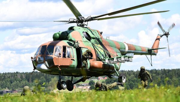 Военнослужащие спецназа Росгвардии во время учений по беспарашютному десантированию на полигоне в Московской области. Вертолет Ми-8