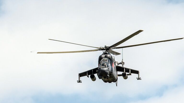 Вертолет Ми-24 во время тактических учений