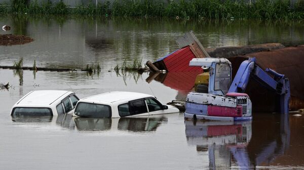 Автомобили, затопленные в результате наводнения, в Уссурийске. 8 августа 2017