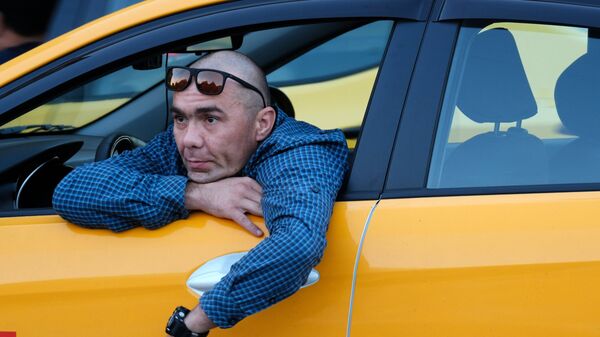 Водитель автомобиля Яндекс.Такси в Москве. Архивное фото
