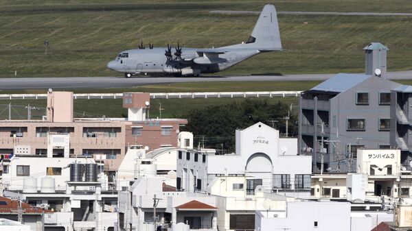Военный грузовой самолет США на острове Окинава, Япония