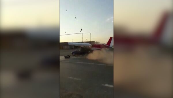 Самолет в Чечне врезался в автомобиль. Кадры ЧП