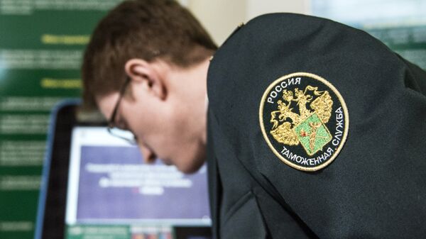 Сотрудник таможенной службы РФ в зале международного аэропорта Домодедово