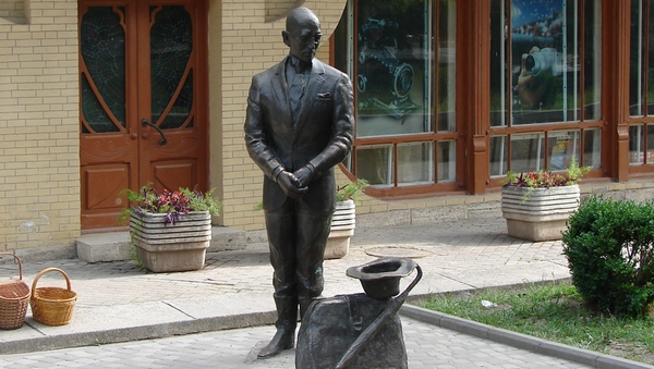 Памятник Кисе Воробьянинову в Пятигорске. Архивное фото