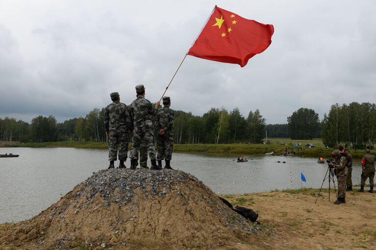 Военнослужащие вооруженных сил КНР во время пятого этапа Выход разведывательного соединения в район сбора после выполнения задачи на международном конкурсе Отличники войсковой разведки Международных армейских игр