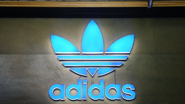 Логотип немецкой компании спортивной одежды и обуви Adidas. Архивное фото