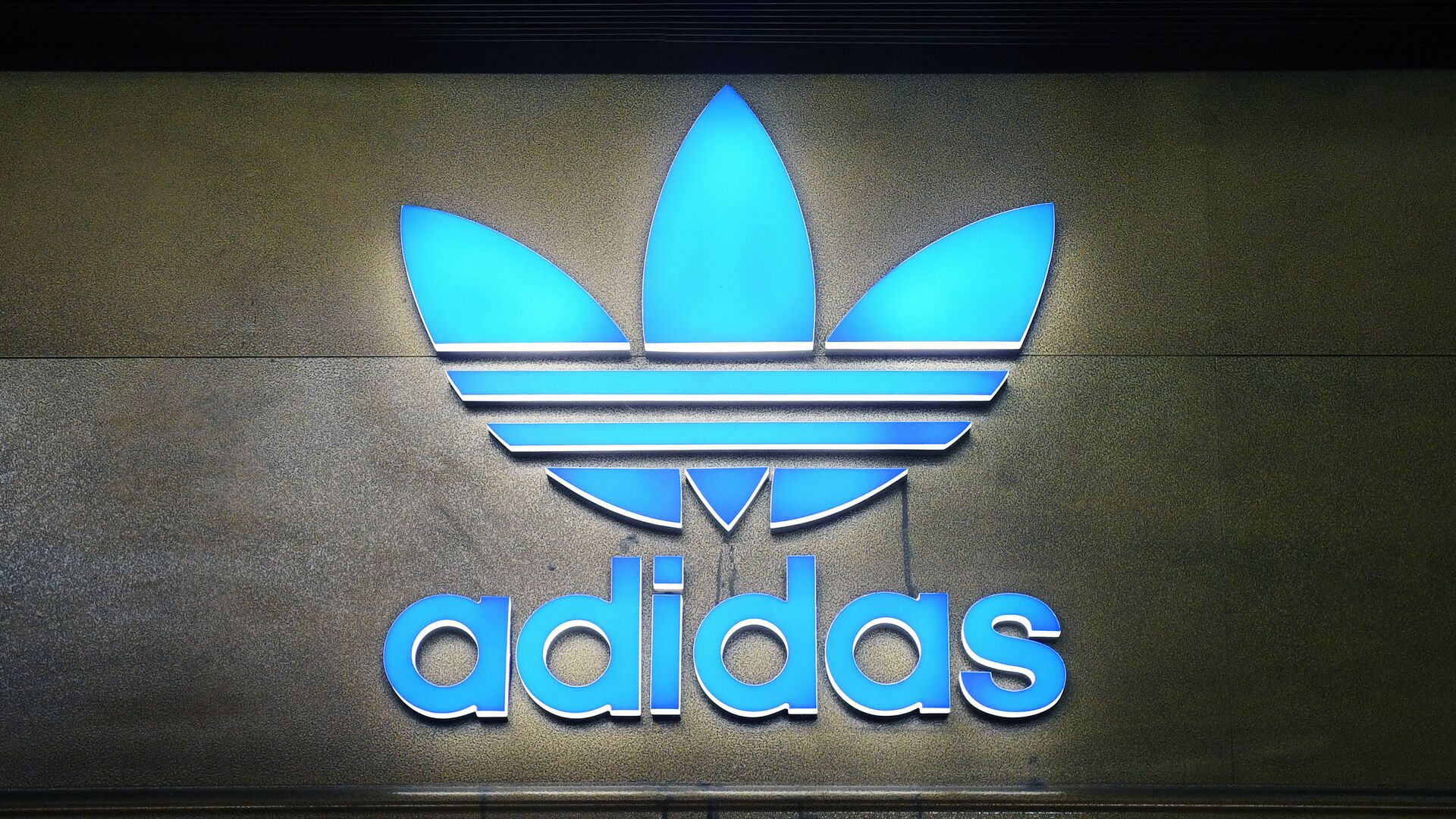 Логотип немецкой компании спортивной одежды и обуви Adidas2