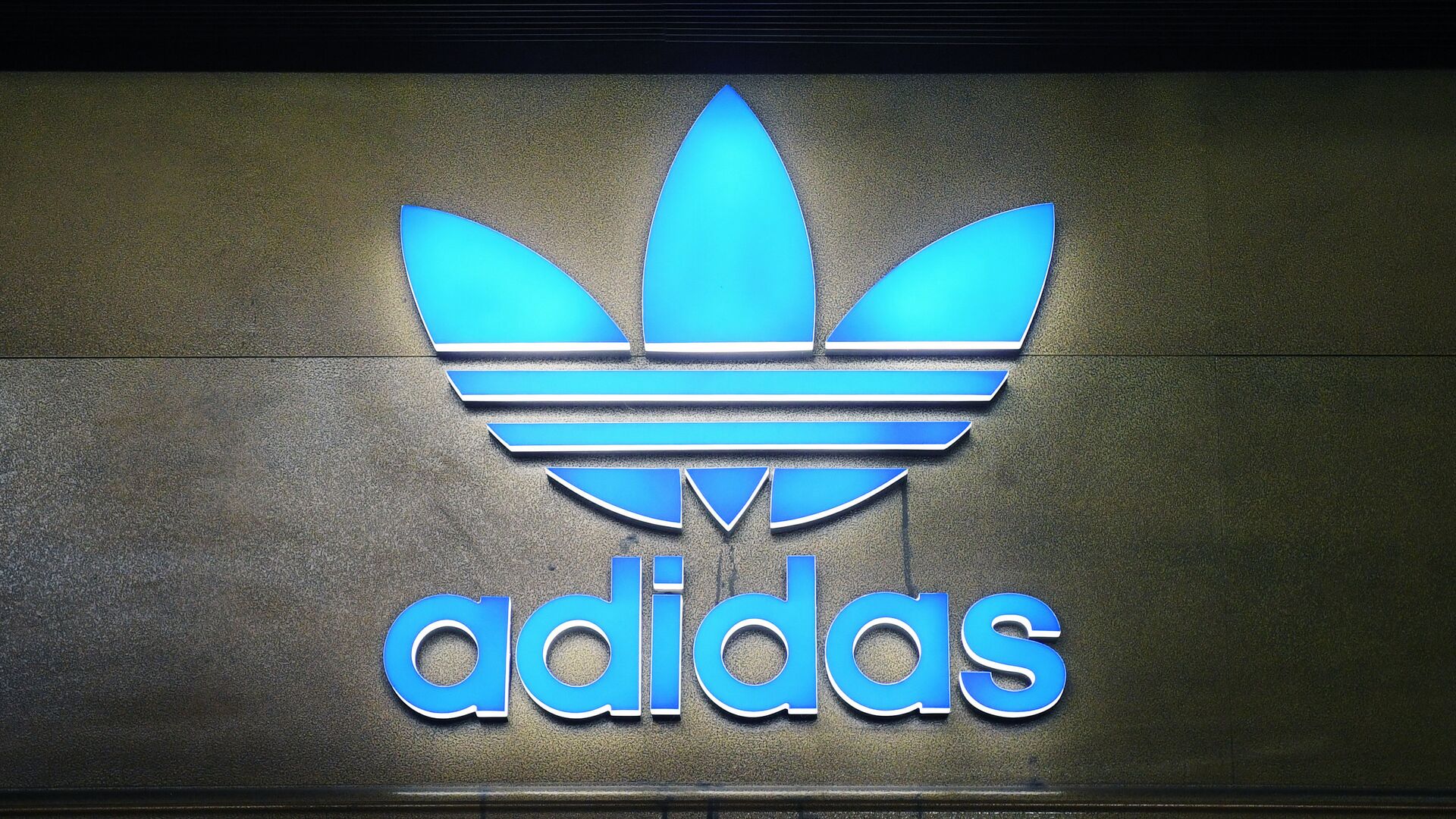 Логотип немецкой компании спортивной одежды и обуви Adidas - РИА Новости, 1920, 17.06.2020