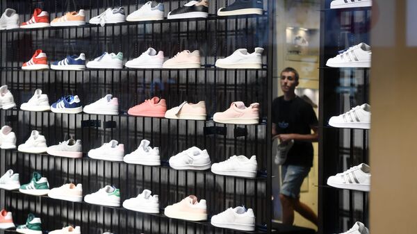 Стеллаж с кроссовками в одном из магазинов спортивной одежды и обуви Adidas