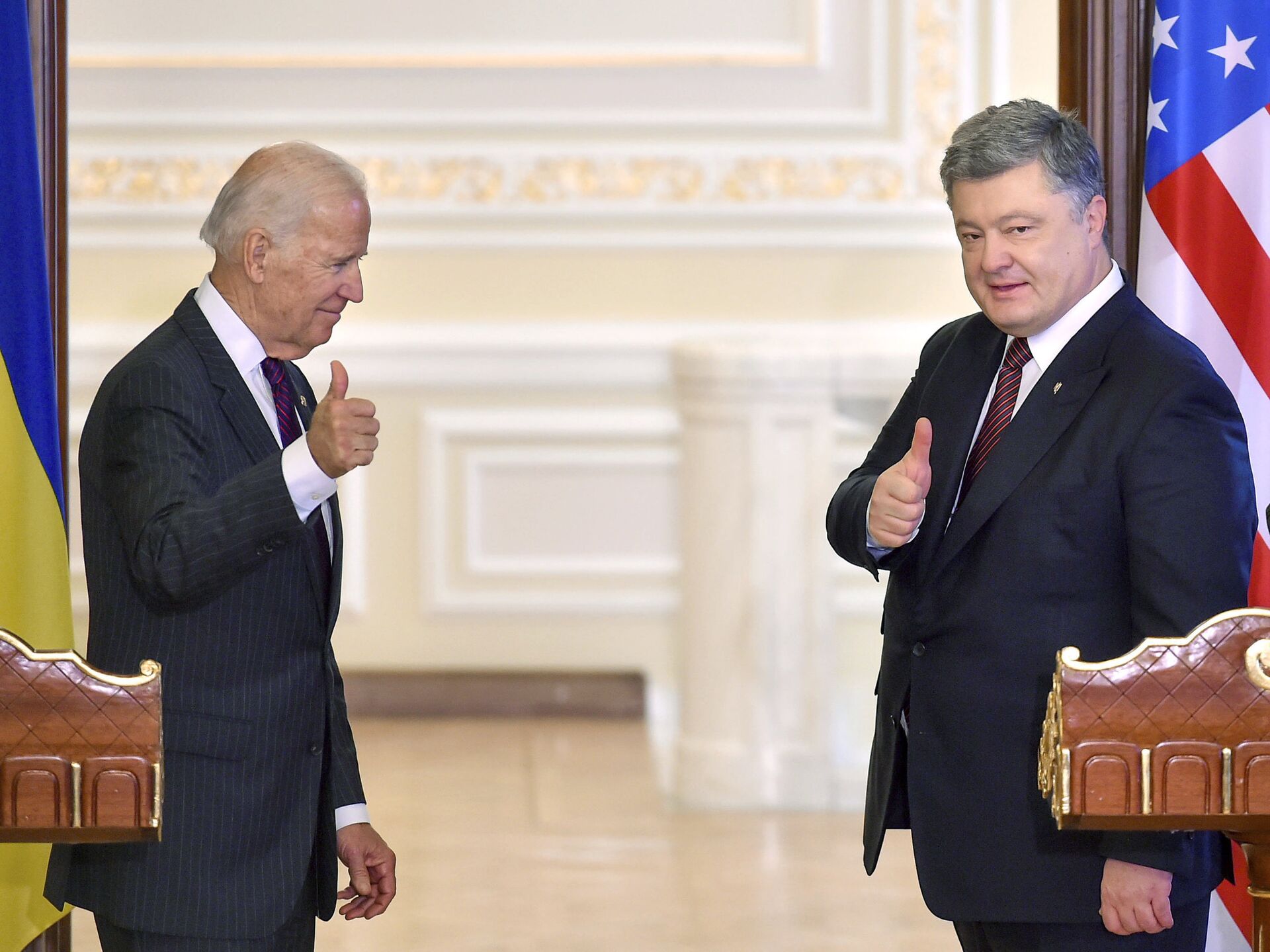 Президент Украины Петр Порошенко и вице-президент США Джо Байден во время пресс-конференции в Киеве. 16 января 2017 года Президент Украины Петр Порошенко и вице-президент США Джо Байден во время пресс-конференции в Киеве. 16 января 2017 года - РИА Новости, 1920, 21.01.2025