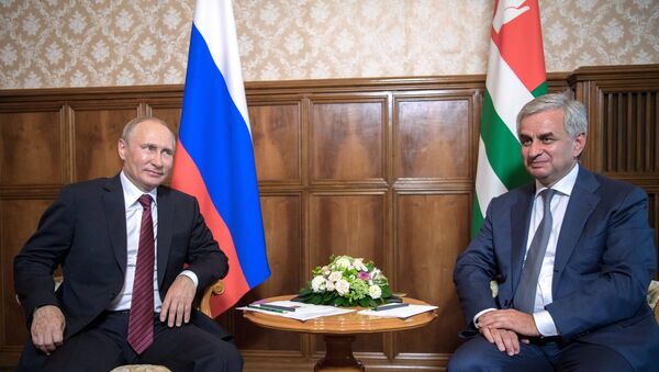 Президент РФ Владимир Путин и президент Республики Абхазия Рауль Хаджимба во время встречи. 8 августа 2017