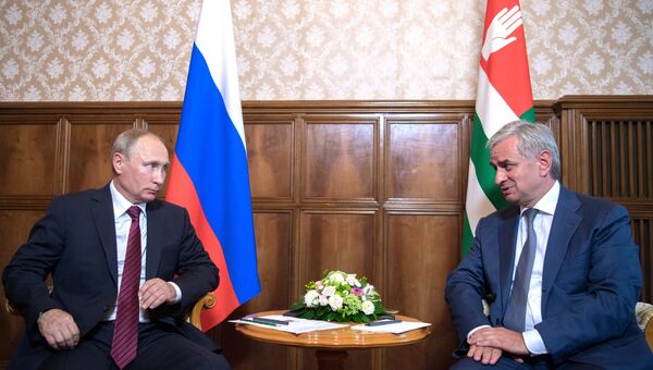 Президент РФ Владимир Путин и президент Республики Абхазия Рауль Хаджимба во время встречи. 8 августа 2017
