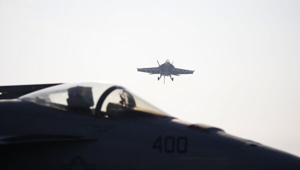 Истребитель ВМС США F/A-18 Super Hornet готовится к посадке. Архивное фото
