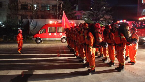Пожарные готовятся отправиться в уезд Вэньсянь после землетрясения, сосредоточенного в соседней провинции Сычуань. 8 августа 2017