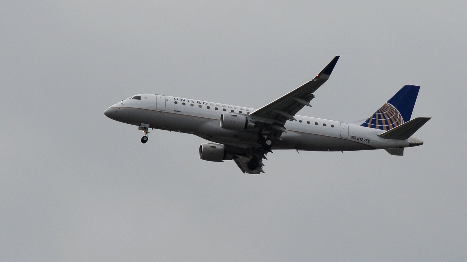 Самолет Эмбраер-175 авиакомпании United Airlines в небе над Вашингтоном - РИА Новости, 1920, 01.04.2024