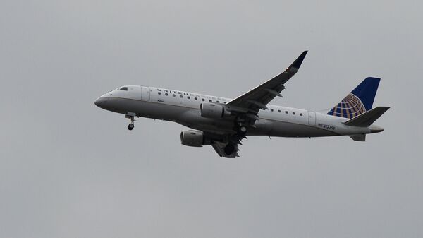Самолет Эмбраер-175 авиакомпании United Airlines в небе над Вашингтоном