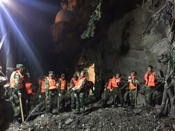 Военные работают в районе землетрясения в китайской провинции Сычуань