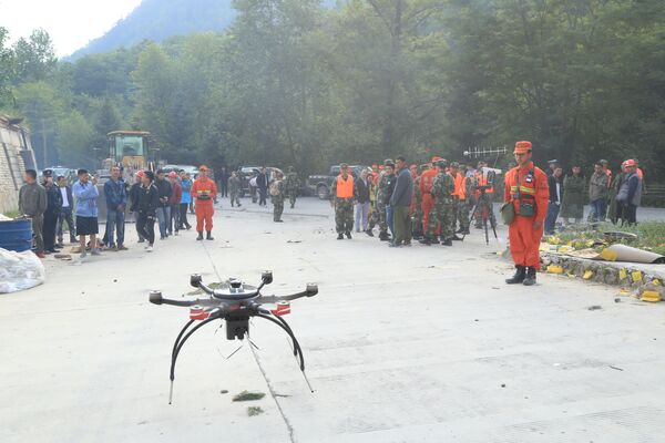 Военная полиция использует дрон в районе землетрясения в китайской провинции Сычуань