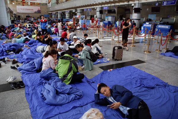 Люди в аэропорту Цзючжайгоу после землетрясения