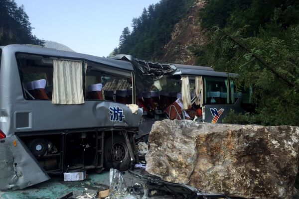 Туристический автобус, поврежденный во время землетрясения в китайской провинции Сычуань