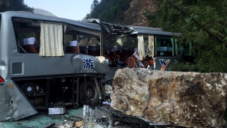 Туристический автобус, поврежденный во время землетрясения в китайской провинции Сычуань