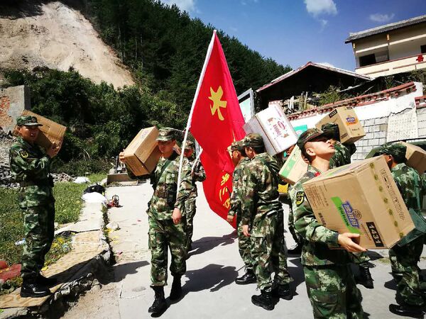 Военные во время перевозки спасательных средств в зону землетрясения, Китай