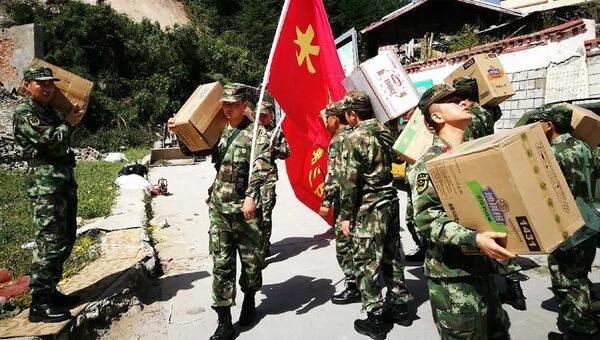 Военные во время перевозки спасательных средств в зону землетрясения, Китай. Архивное фото