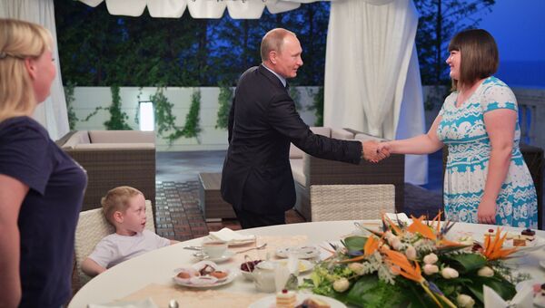 Президент РФ Владимир Путин во время встречи с семьей жительницы Ижевска Анастасии Вотинцевой в Сочи. 8 августа 2017