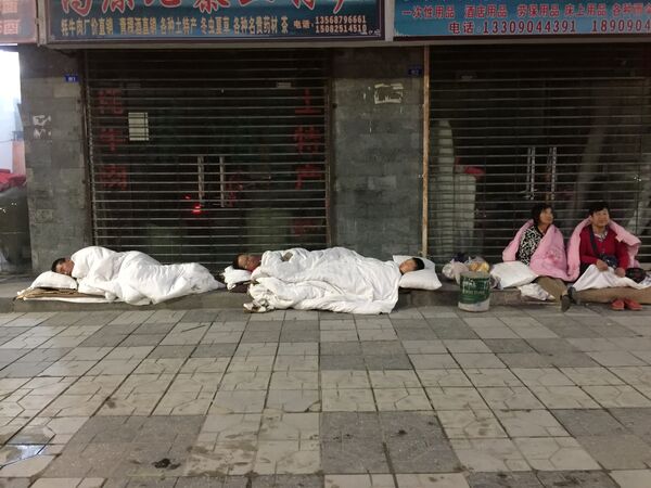 Люди спят на улице после землетрясения в провинции Сычуань