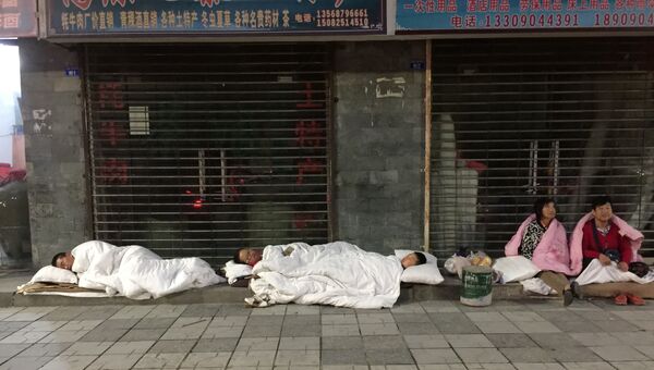 Люди спят на улице после землетрясения в провинции Сычуань