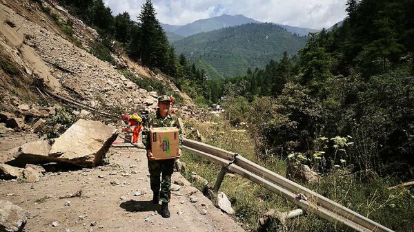 Военные во время перевозки спасательных средств в зону землетрясения, Китай