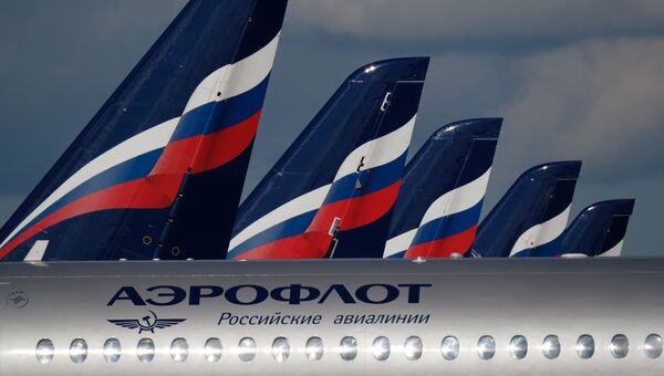 Sukhoi Superjet 100 на стоянке самолетов в аэропорту Шереметьево в Москве