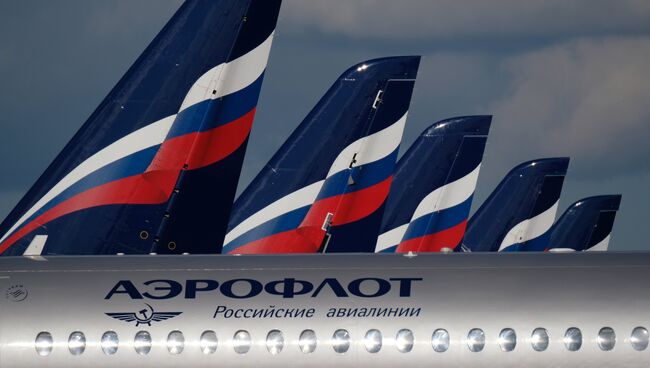 Sukhoi Superjet 100 на стоянке самолетов в аэропорту Шереметьево в Москве. Архивное фото