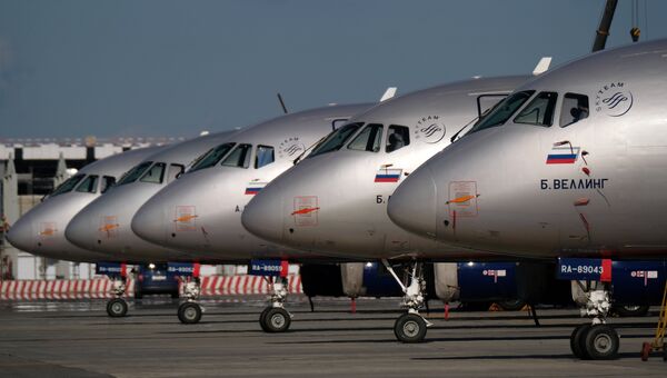 Sukhoi Superjet 100 на стоянке самолетов в аэропорту Шереметьево в Москве. Архивное фото