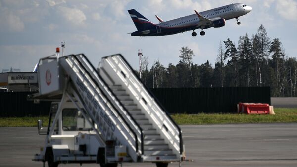 Airbus A320 взлетает в аэропорту Шереметьево в Москве