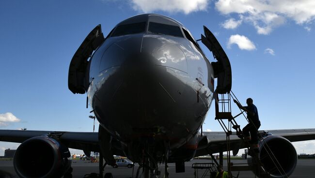 Sukhoi Superjet 100 на стоянке самолетов в аэропорту Шереметьево в Москве. Архивное фото