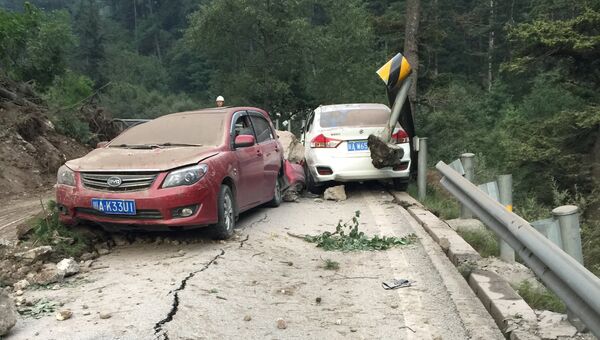 Поврежденные автомобили после землетрясения в округе Цзючжайгоу провинции Сычуань в Китае. 9 августа 2017