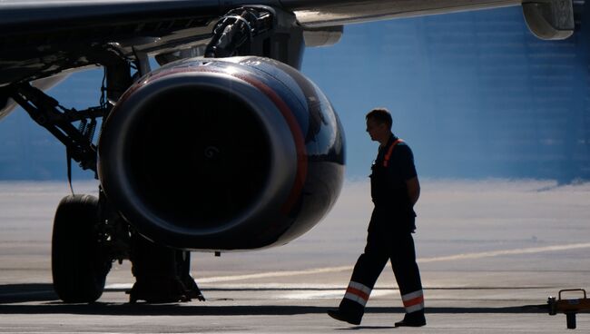 Запуск двигателей Sukhoi Superjet 100 в аэропорту Шереметьево в Москве. Архивное фото