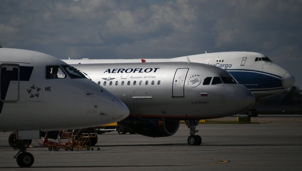 Airbus A320 на стоянке самолетов в аэропорту Шереметьево в Москве. Архивное фото