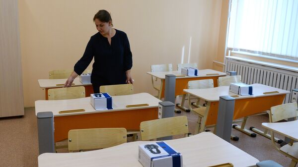 Учитель в классе школы №212 в Новосибирске