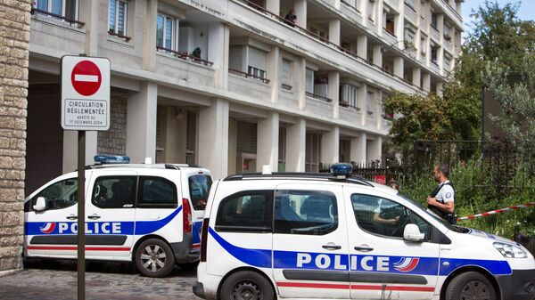 Сотрудники полиции на месте, где автомобиль наехал на группу военнослужащих в пригороде Парижа Леваллуа-Перре. 9 августа 2017