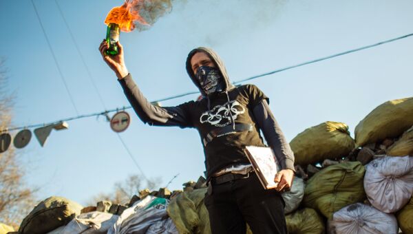 Участник арт-группы во время выступления в поддержку оппозиции на баррикадах улицы Грушевского в Киеве. Февраль 2014