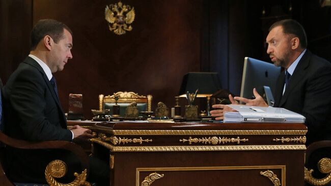 Председатель правительства РФ Дмитрий Медведев и президент, член совета директоров компании РУСАЛ Олег Дерипаска во время встречи. 9 августа 2017