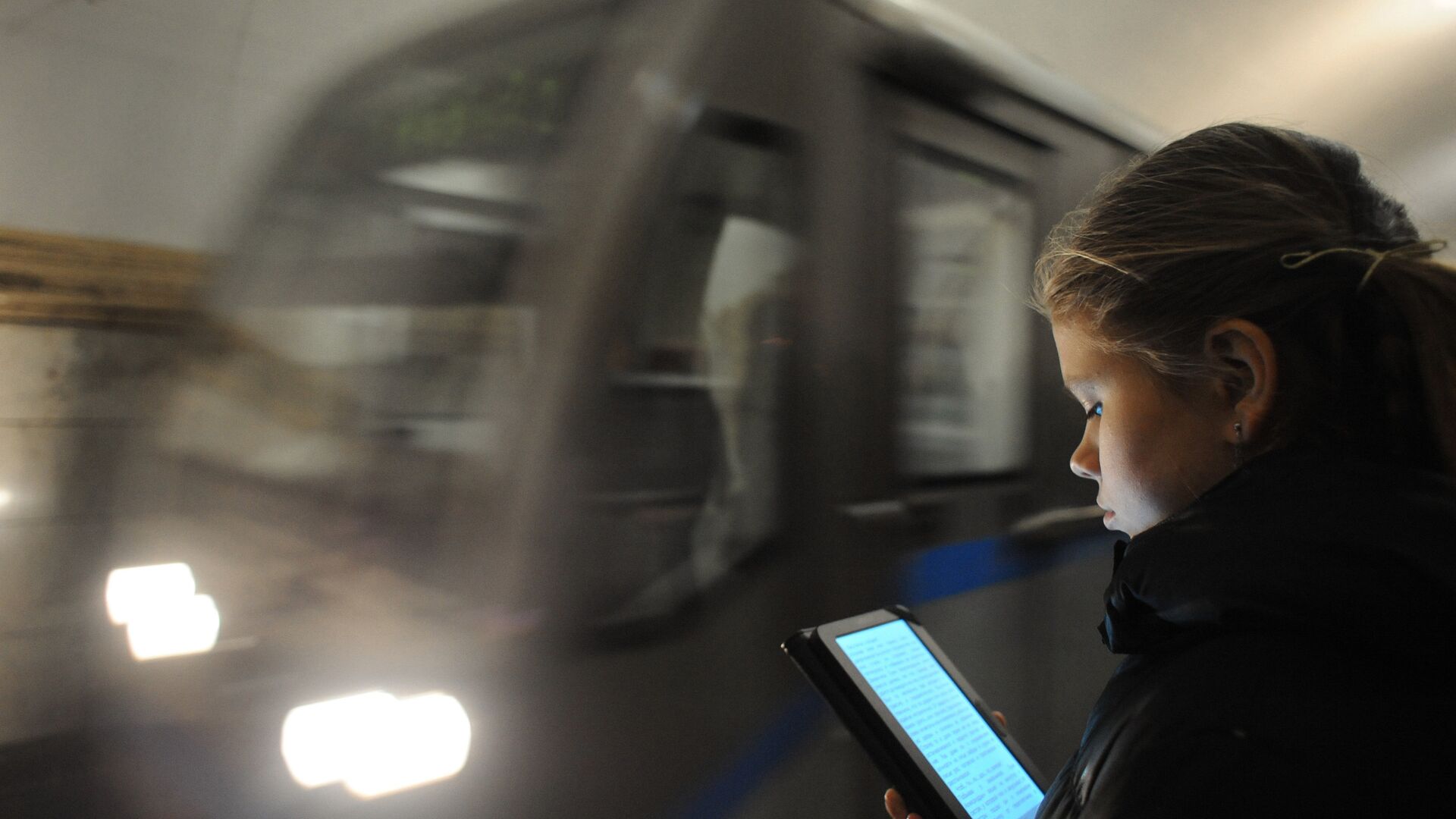 Пассажирка во время чтения электронной книги на станции метро - РИА Новости, 1920, 25.08.2021