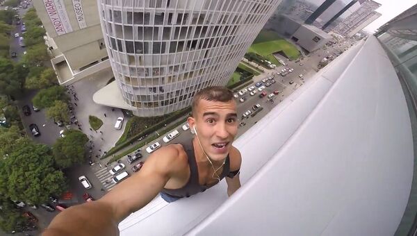Русский Человек-паук забрался на крышу небоскреба в Мексике