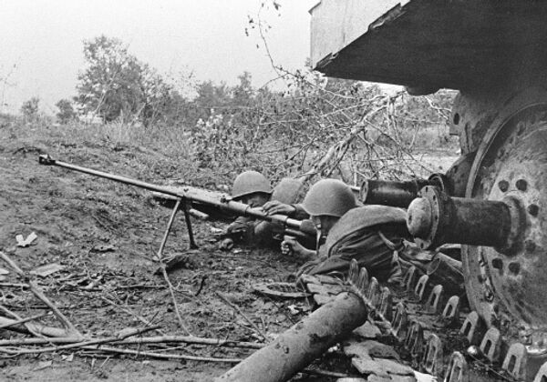Июль 1943 года. Гвардейцы-бронебойщики отражают танковую атаку врага