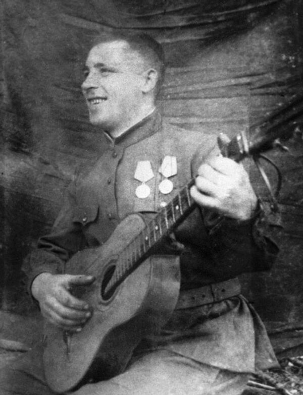 Июль 1943 года. Участник событий на Курской дуге играет на гитаре в перерыве между боями.